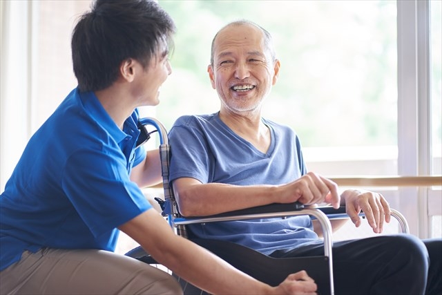 介護現場で働きながら介護職員初任者研修を取る