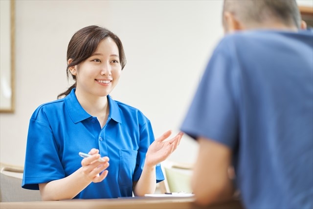 利用者の話を傾聴する介護職