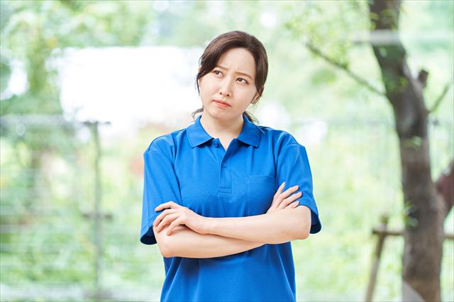 情報共有がうまくいかず悩む介護職