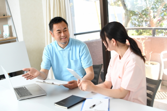 介護リーダーに働き方を相談する介護職