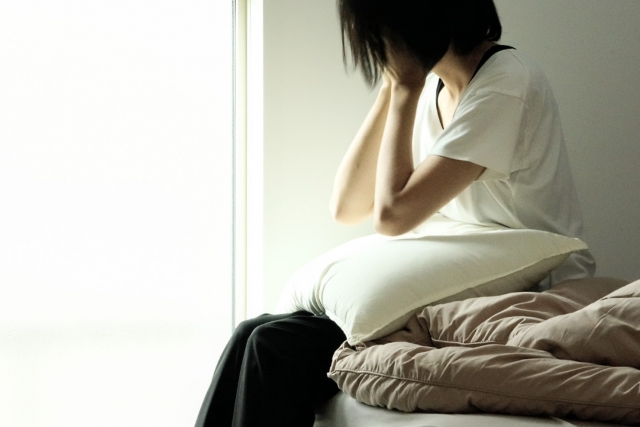 悩む介護職