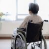 介護職員に待ってて、と言われてその場で待つ高齢者