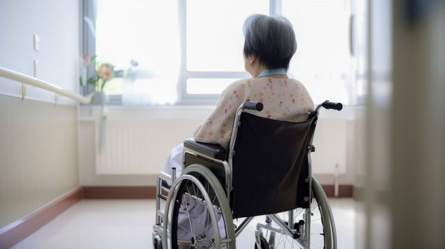 介護職員に待ってて、と言われてその場で待つ高齢者