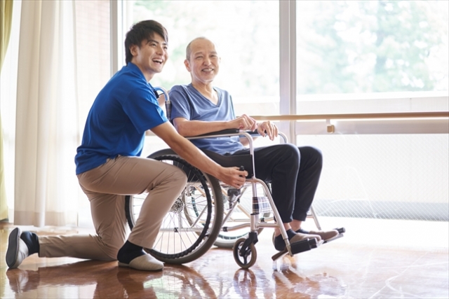 利用者とコミュニケーションを取る介護職