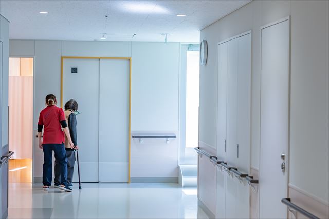 人手不足の介護現場