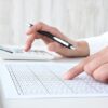 加算チェックをする介護施設の担当者