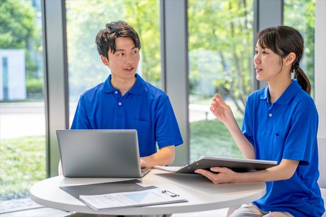 利用者についての情報共有をする介護職