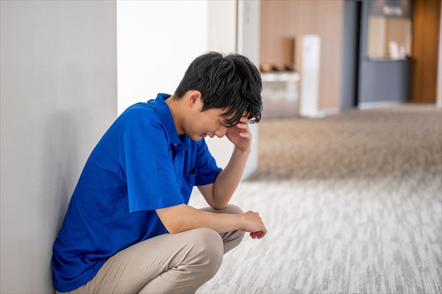希望休が取れず悩む介護職