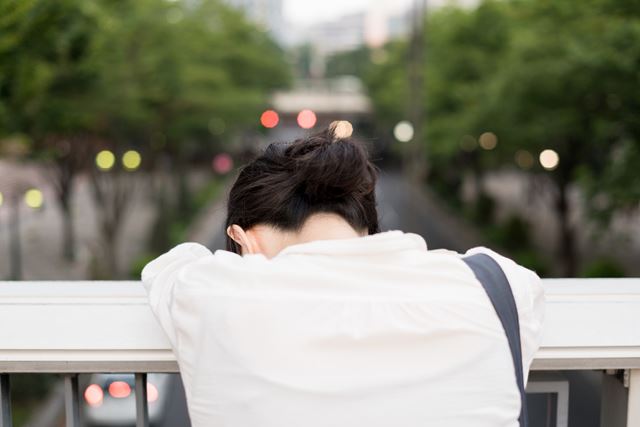 帰り道に落ち込み動けない介護職
