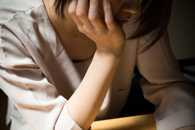 ストレスで辛い介護職の女性