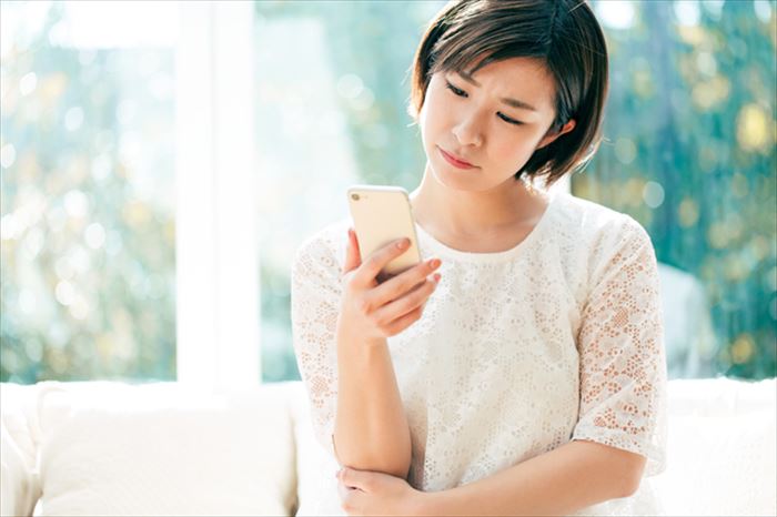 介護の求人を調べる女性