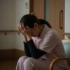 体力の限界を感じる介護士