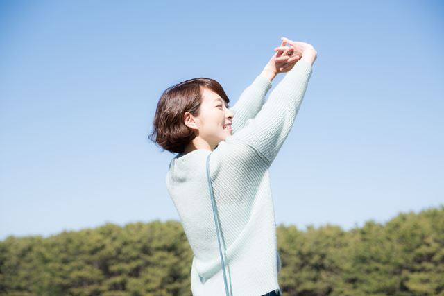 連休を取得してリフレッシュする介護職の女性